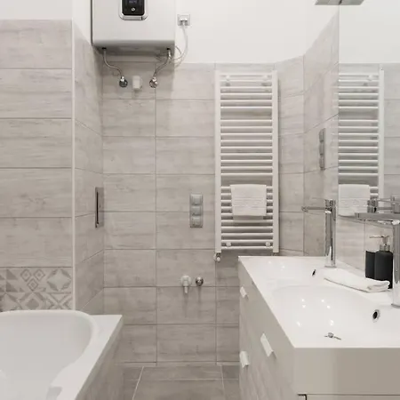 Designer On The Broadway W 2br, Ac And Panorama Balcony