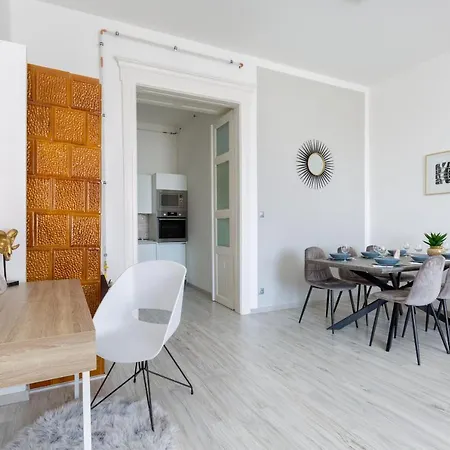 Designer On The Broadway W 2br, Ac And Panorama Balcony Apartament