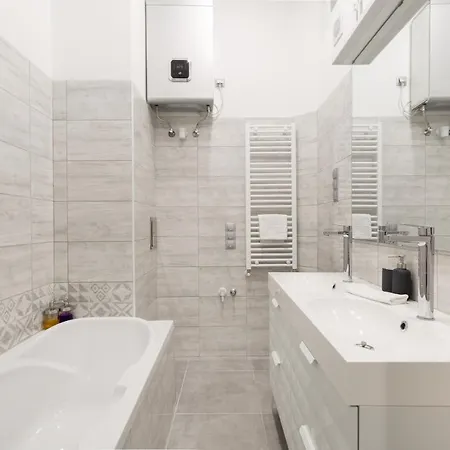 Designer On The Broadway W 2br, Ac And Panorama Balcony Apartament