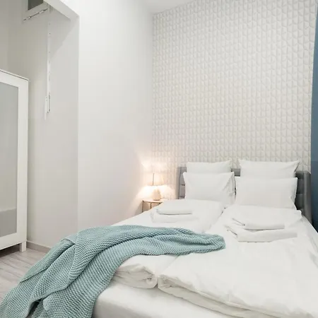 Designer On The Broadway W 2br, Ac And Panorama Balcony *