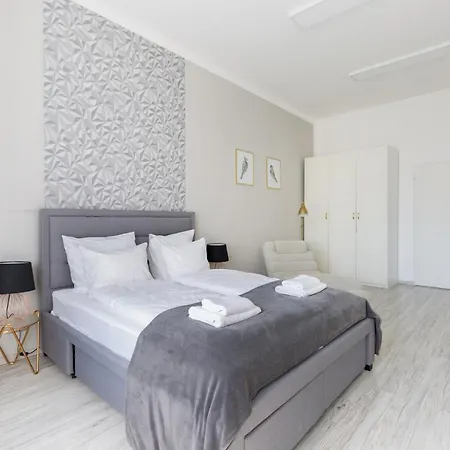 Designer On The Broadway W 2br, Ac And Panorama Balcony