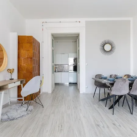 Designer On The Broadway W 2br, Ac And Panorama Balcony *