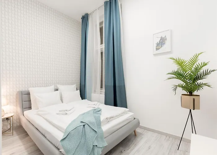 Designer On The Broadway W 2br, Ac And Panorama Balcony *