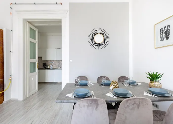 Designer On The Broadway W 2br, Ac And Panorama Balcony * Budapesta