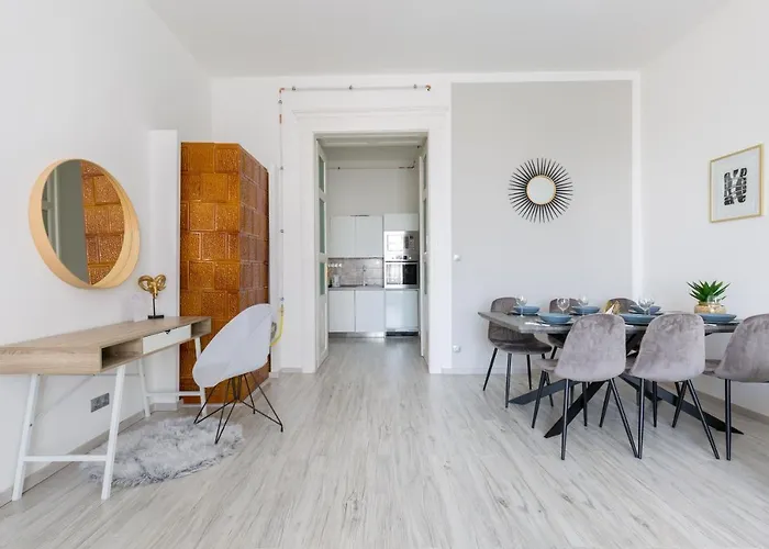Designer On The Broadway W 2br, Ac And Panorama Balcony *